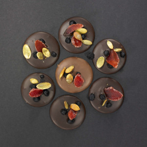 Sjokoladepletter med bær og nøtter